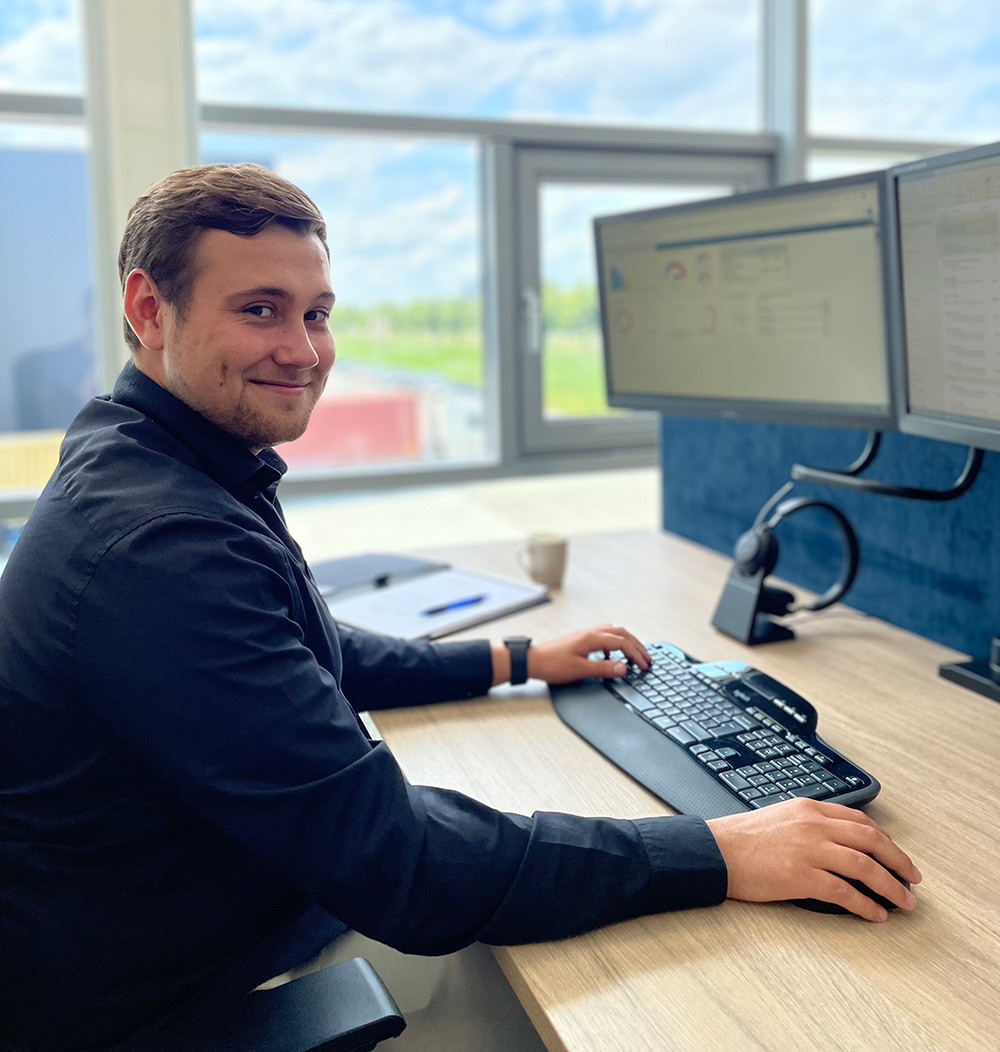 Accountmanager Max achter de computer