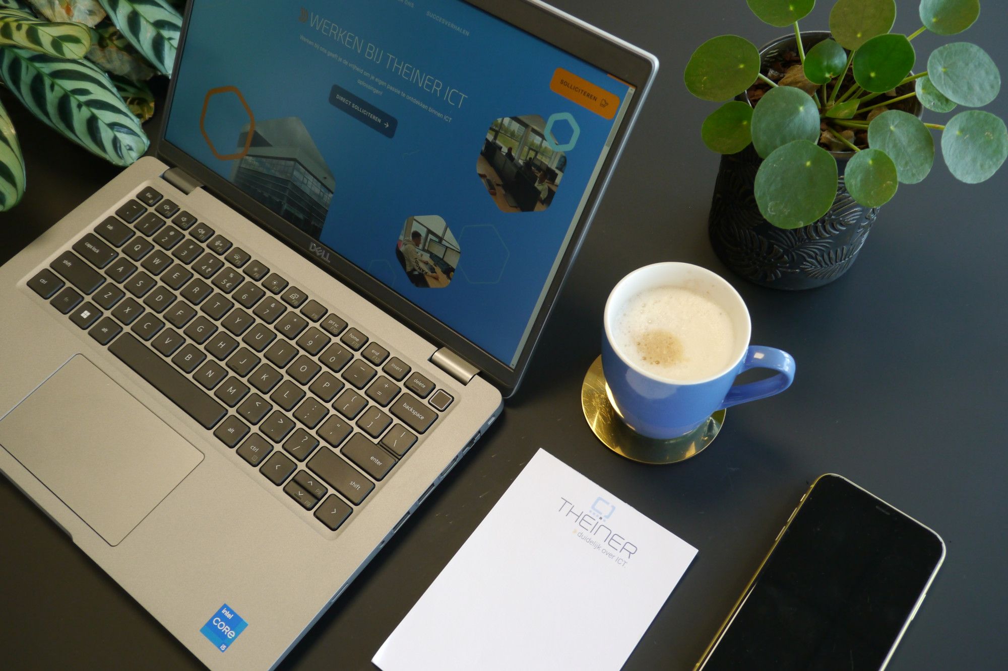 Laptop op bureau