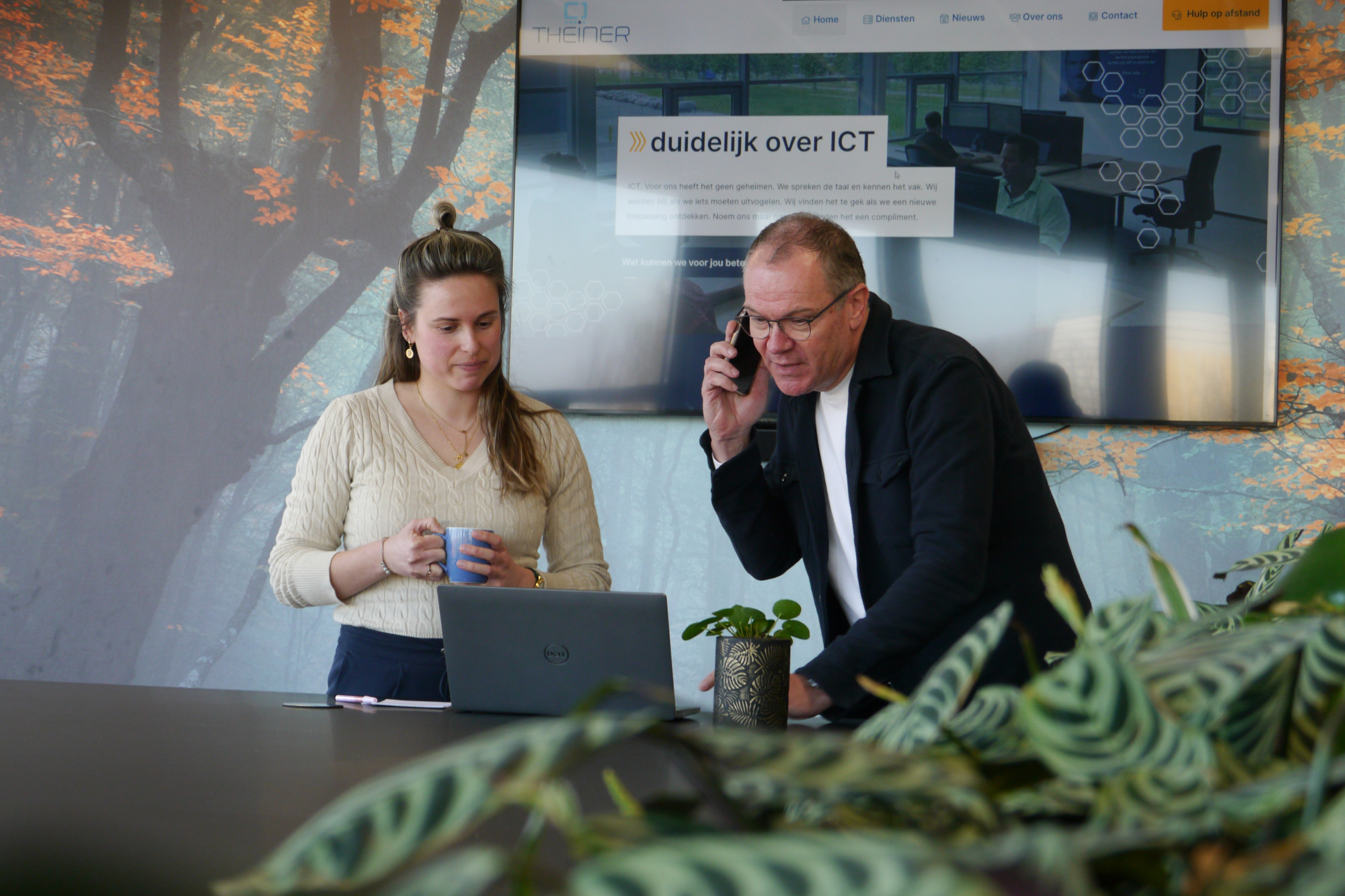 Medewerkers in overleg met de klant