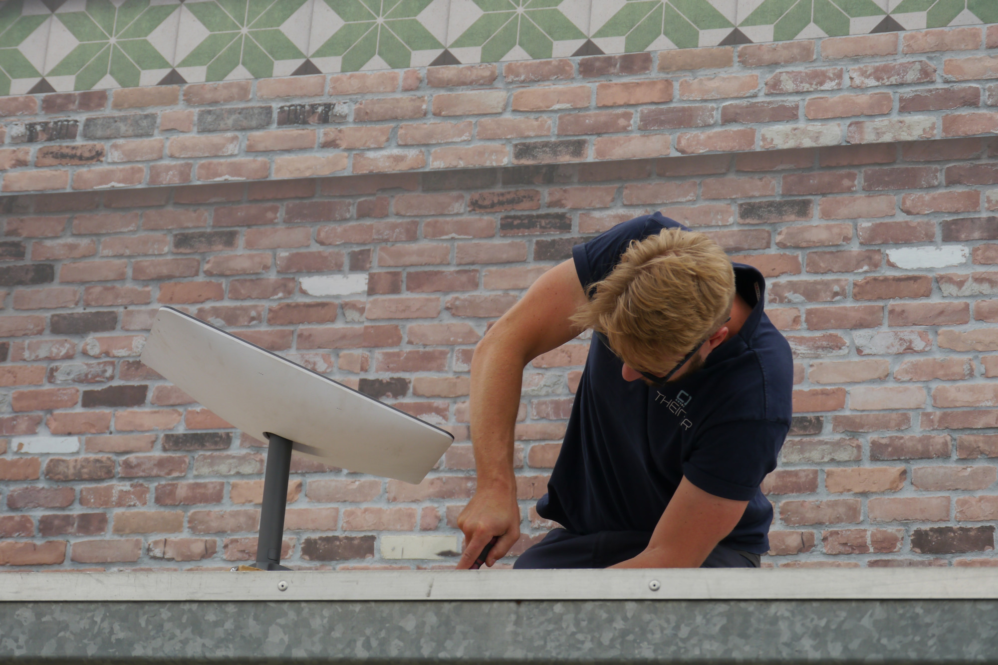 Medewerker aan het werk met antenne