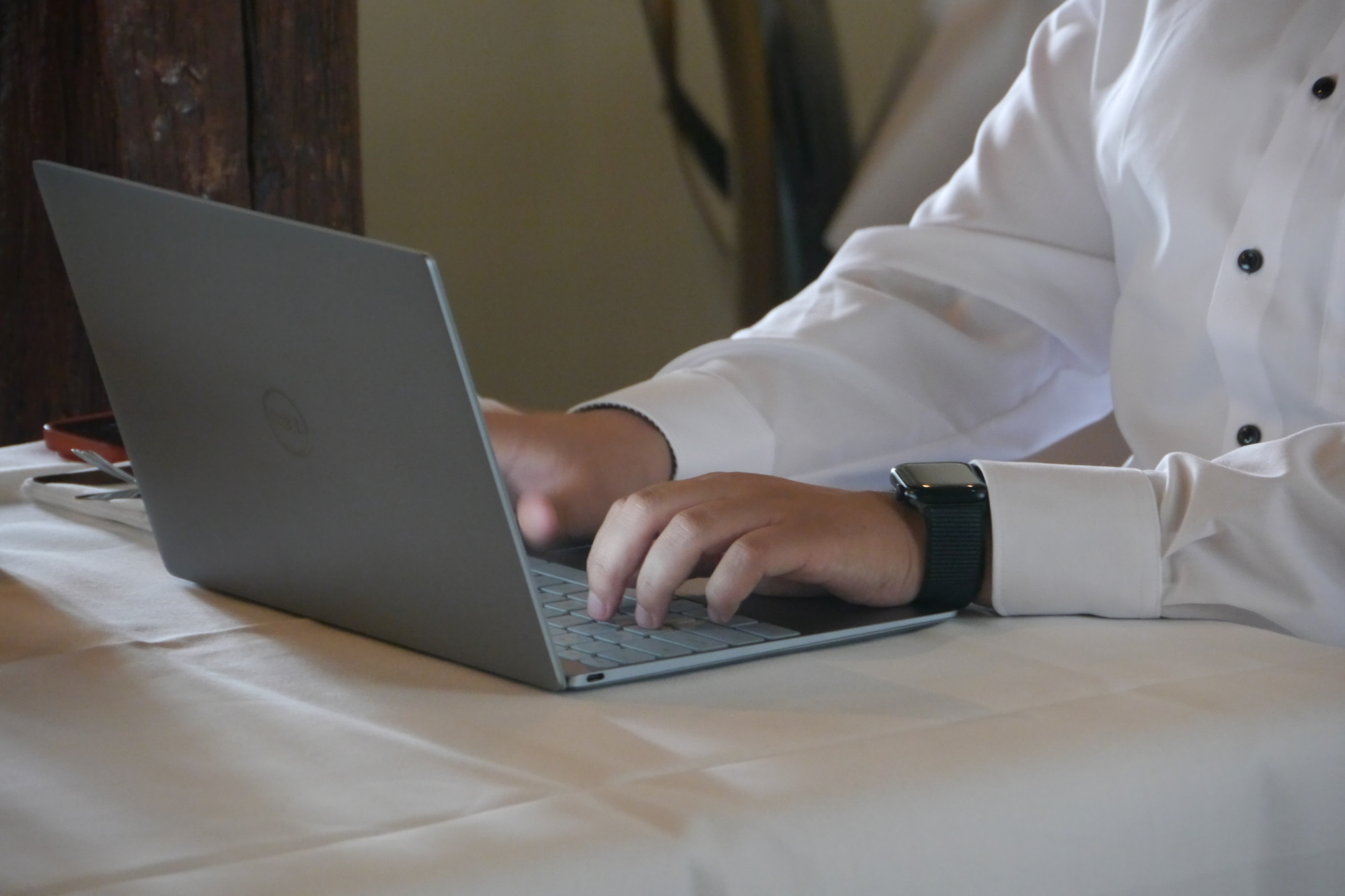Medewerker op laptop aan het werk Medewerker op laptop aan het werk