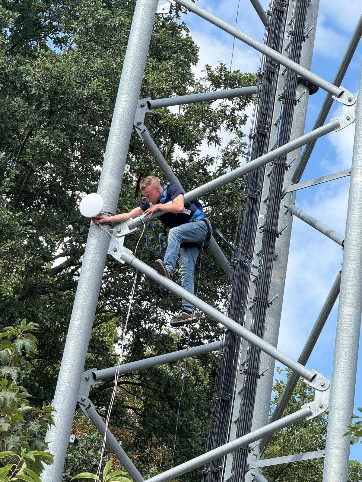 Medewerker op locatie aan het werk Medewerker op locatie aan het werk