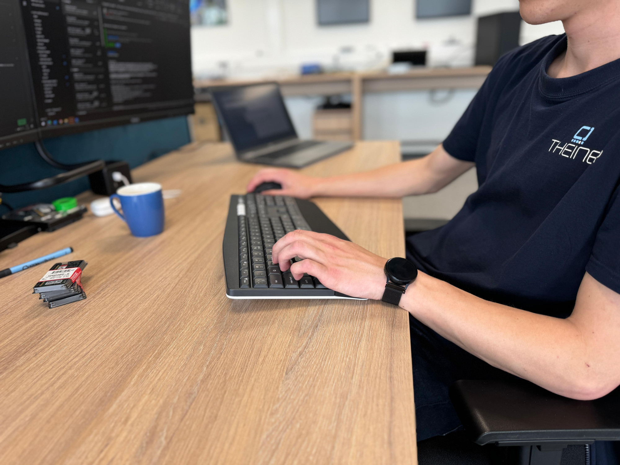 Medewerker aan het typen op toetsenbord